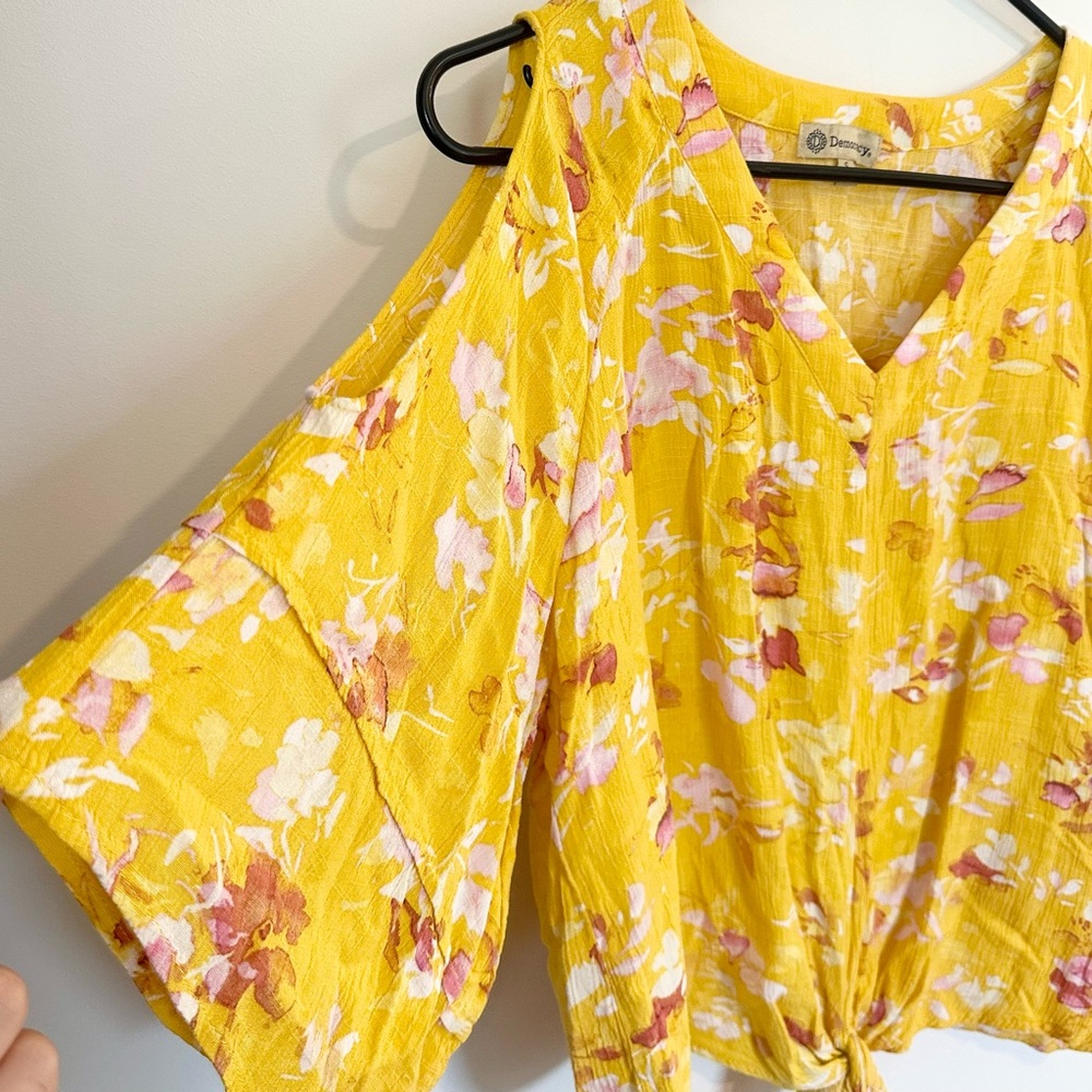 Democracy Yellow Floral Cold Shoulder Blouse - Size: Small - Picture 5 of 7